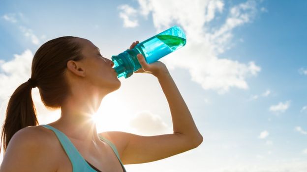 Mujer bebiendo agua