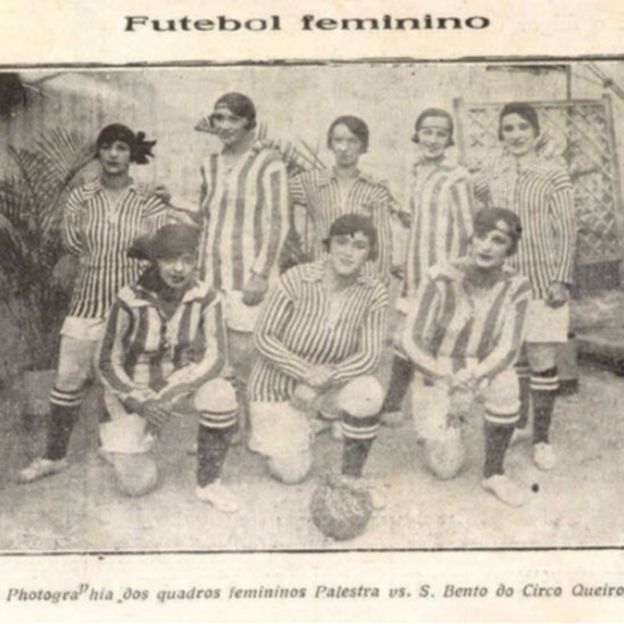 Foto de jornal com antigo time de futebol feminino