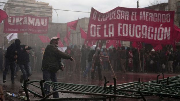 Protestas con pancartas anti mercado de la educación