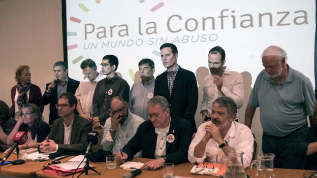 Activistas de varios países, entre ellos Juan Carlos Cruz (tercero desde la derecha), crearon en Santiago la agrupación Ending Clerical Abuse (ECA).