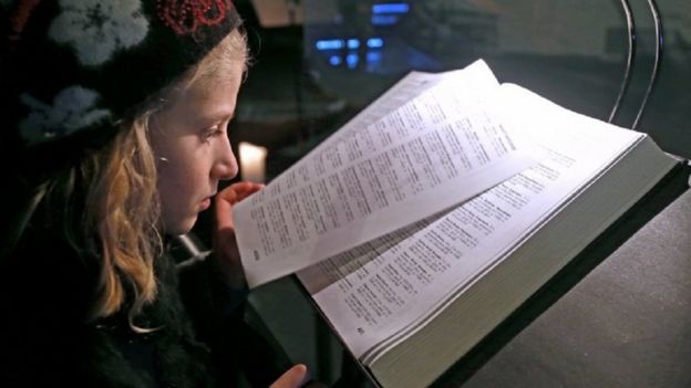 Дитина читає книгу
