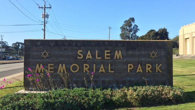 Entrada del cementerio Salem en Colma, California