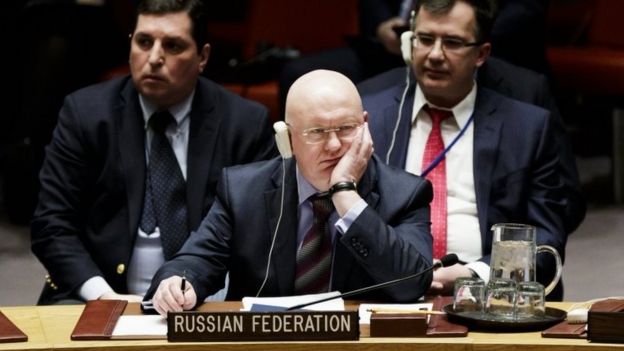 俄罗斯驻联合国大使瓦西里·涅边齐亚否认毒杀事件同莫斯科有关，并且要求英国出示支持其指称的"实物证据"。