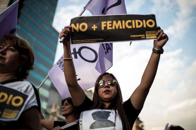 Mujer sostiene un cartel durante una manifestación contra la violencia machista en Santiago de Chile el 26 de noviembre de 2016.
