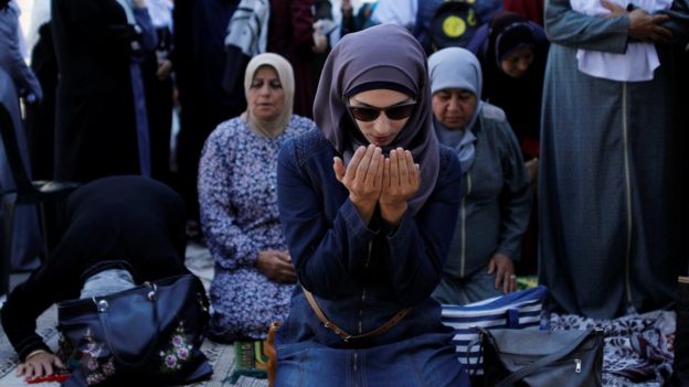 فلسطينيات يصلين خارج الأقصى
