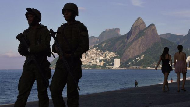 Militares e pedestres em calçadão da praia de Ipanema