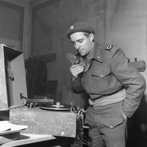 Francis Hallawell com gravador portátil, em 1944
