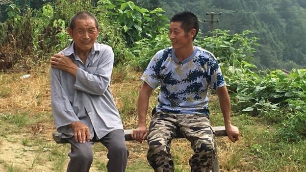Xiong Jigen junto a su tío