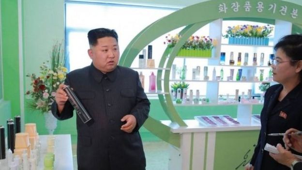 Kim Jong-un xem xét các sản phẩm mỹ phẩm và chăm sóc tóc