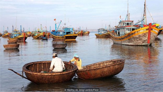 Người dân địa phương đi lại trên mặt nước bằng những chiếc thuyền thúng