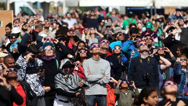 Gente mirando un eclipse