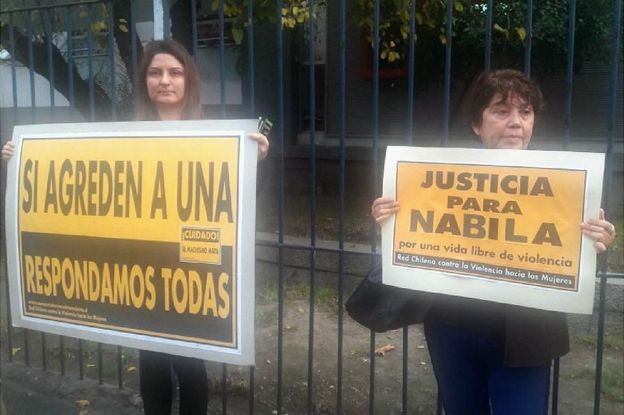 Dos mujeres sostienen carteles que piden justicia para Nabila Rifo