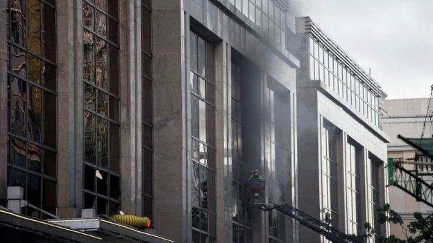 Yangıncular, 2 Haziran 2017'de Manila'da bir saldırı sonrasında Resorts World Hotel'in cam bir camını kırdılar.