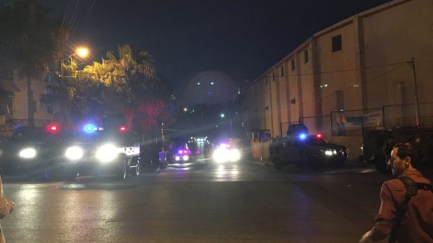 أغلقت القوات الأمنية الطرق المؤدية الى موقع السفارة