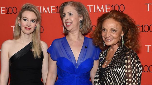 Holmes junto a Nancy Gibbs, exdirectora de la revista Times y a la diseñadora de moda Diane von Furstenberg.
