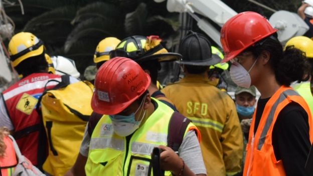 Rescatistas en una zona de derrumbe en Ciudad de México.