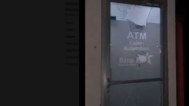 Puerta de vidrio rota de un cajero