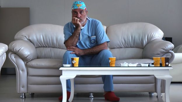 Paolo Macchiarini en un sofá