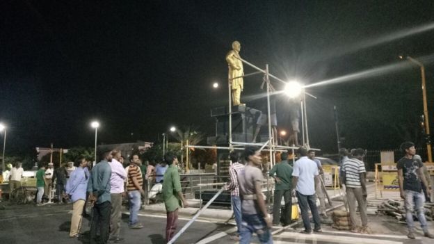 மெரினா கடற்கரை அருகே இருந்த நடிகர் சிவாஜி சிலை இரவோடு இரவாக அகற்றம்