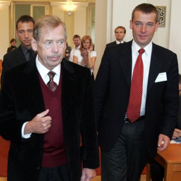 Tổng thống Vaclav Havel lúc sinh thời (trái) và nhà lãnh đạo của People in Need, ông Simon Panek năm 2004