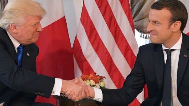 Trump y Macron se dan la mano