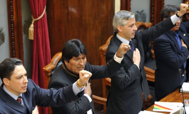 Evo Morales entona el himno de Bolivia