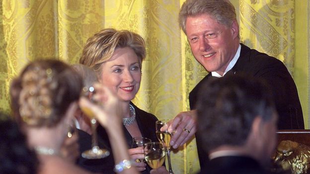 Hillary y Bill Clinton en un brindis.