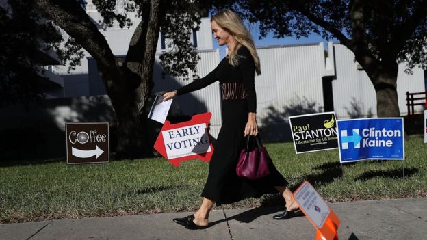 Mujer yendo a votar tempranamente en Florida.