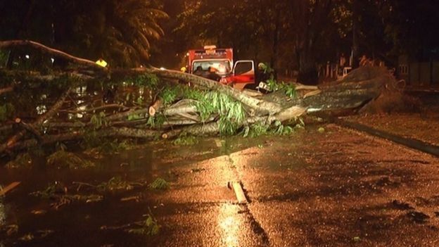 இலங்கை இயற்கை சீற்றம்: 6 பேர் பலி, முப்படைகளை ஈடுபடுத்த சிறிசேன உத்தரவு