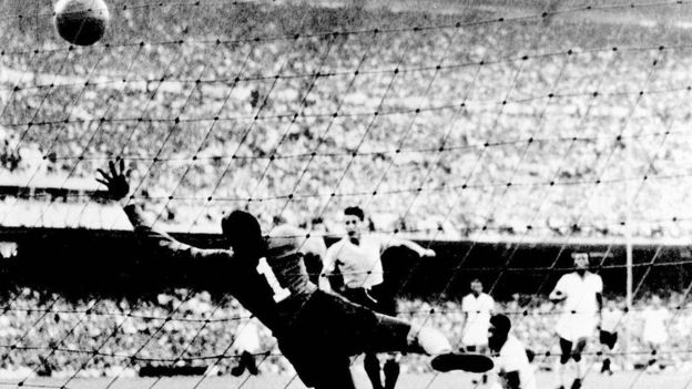 El gol de Juan Schiaffino en la final de la Copa del Mundo de 1950, en que Uruguay ganó 2-1 a Brasil, el locatario y favorito.