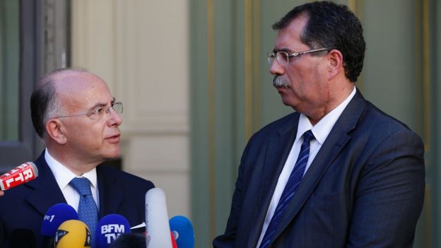 El ministro de Interior de Francia, Bernard Cazeneuve, y Anouar Kbibech