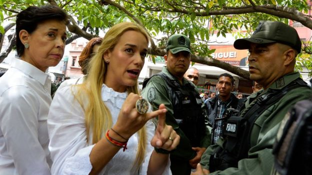 La audiencia se llevó a cabo rodeada de fuertes medidas de seguridad (en el centro de la imagen, la esposa de López, Lilian Tintori).