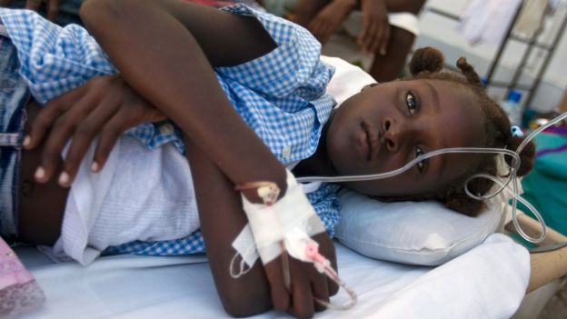 Una niña en Haití reposa en una cama de un hospital