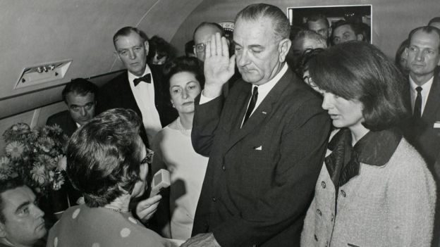 Başkan Yardımcısı Lyndon Baines Johnson yemin ederek görevi devralırken