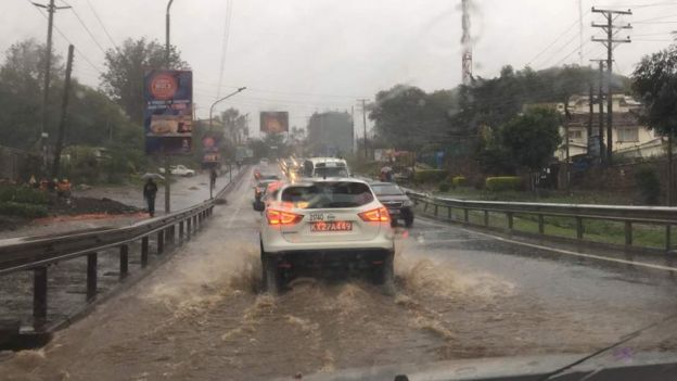 Magari yyakihangaika kupita kwenye barabara jijini Nairobi