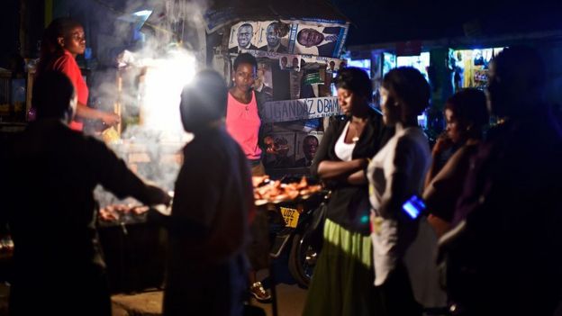 Puesto de comida callejera en Uganda.