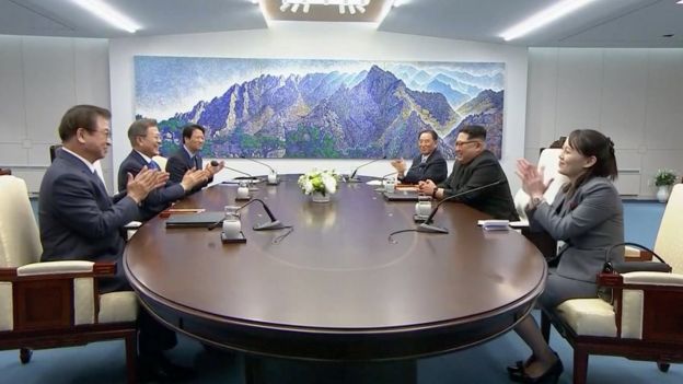 Líderes de ambos países sentados en la mesa oval en el marco de la cumbre binacional.