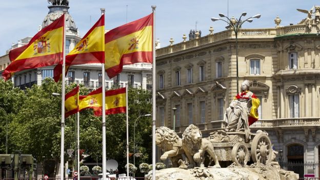 Cibeles con banderas españolas