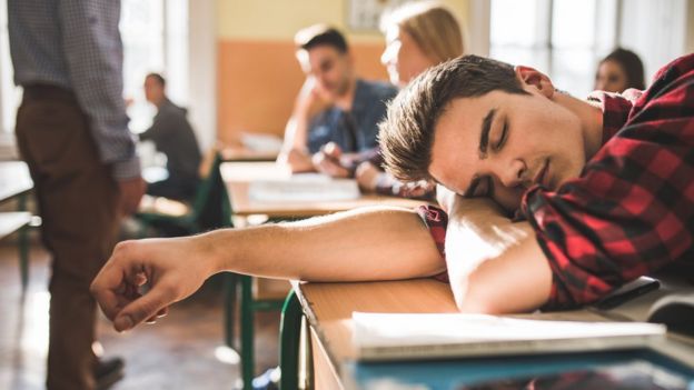 Adolescente dormido en clase