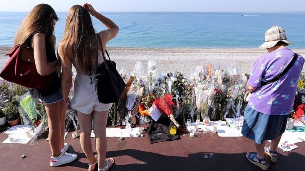 Flores recordando el primer aniversario del ataque de Niza.