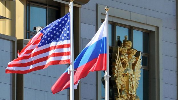 Banderas de Estados Unidos y de Rusia.