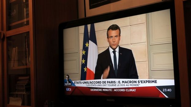 Emmanuel Macron en televisión criticando la decisión de Trump