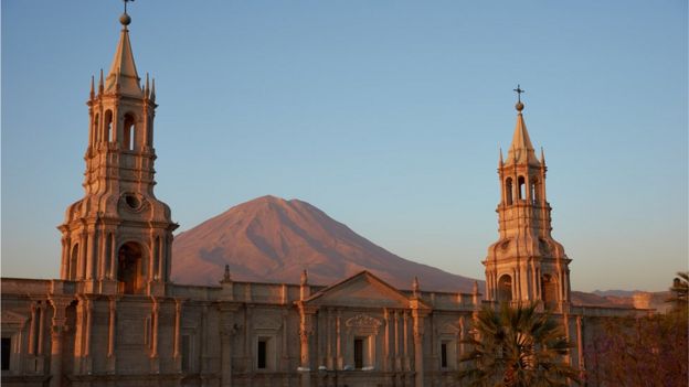 La catedral de Arequipa con el volcán Misti.