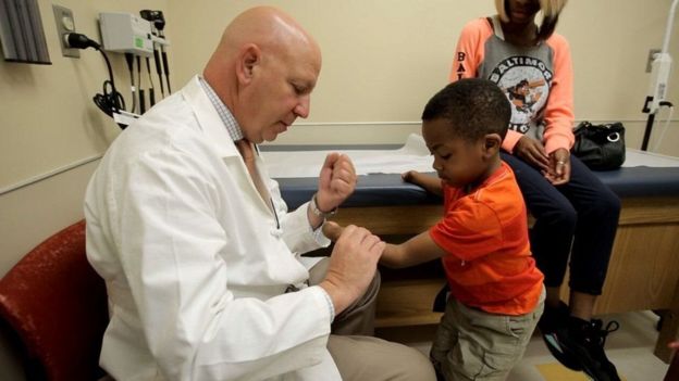 الطفل زيون هارفي مع كبير الجراحين بمستشفى الأطفال في فيلادلفيا قبل إجراء زراعة اليدين