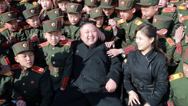 El líder norcoreano, Kim Jong Un, junto a su mujer y niños.