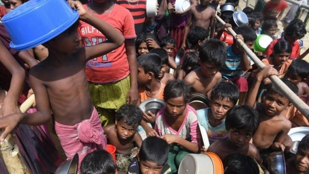 உணவுக்காக காத்திருக்கும் ரொஹிஞ்சா மக்கள்