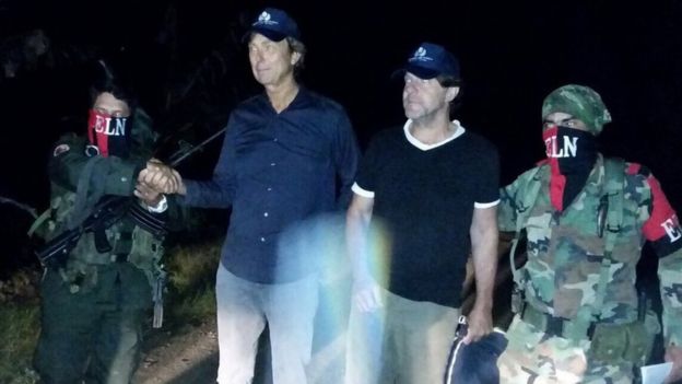 The freed Dutch journalists flanked by ELN fighters