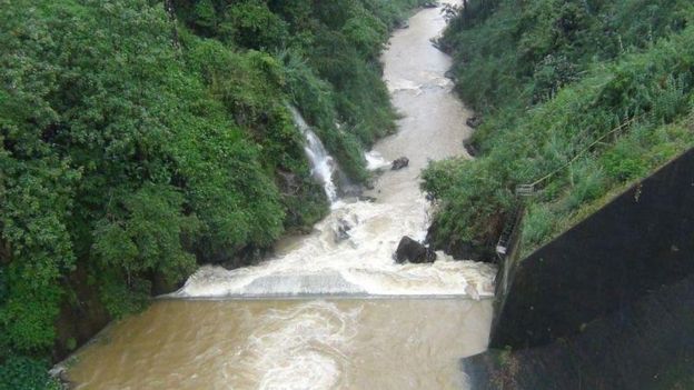 இலங்கை வெள்ளம், நிலச்சரிவுகளில் சிக்கி 100 பேர் பலி