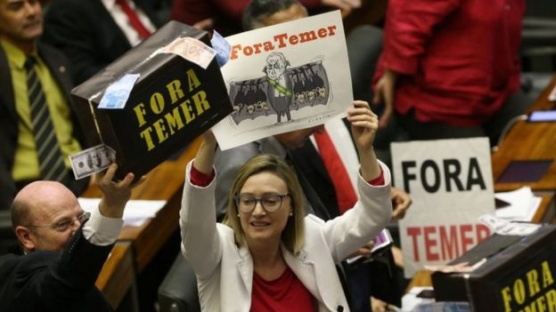 Diputados en Brasil protestan contra el presidente Michel Temer.