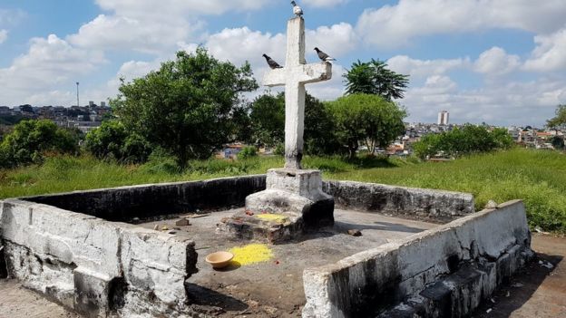 Crucifixo instalado no cemitério